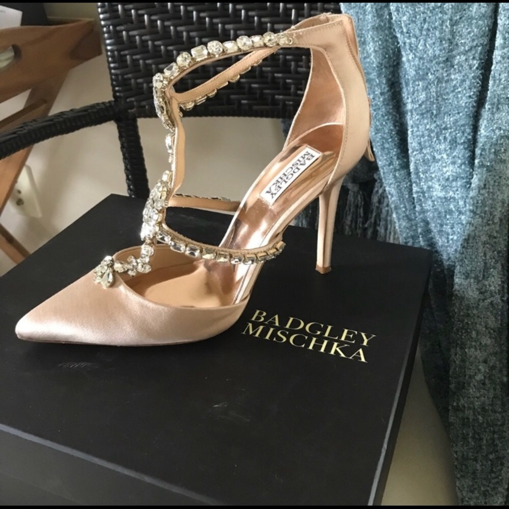 Badgley Mischka closed toed pumps